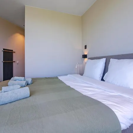 2 Bedroom Stunning In *